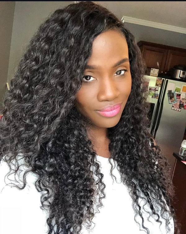 Customer selfie wearing a Tremé loose curly install