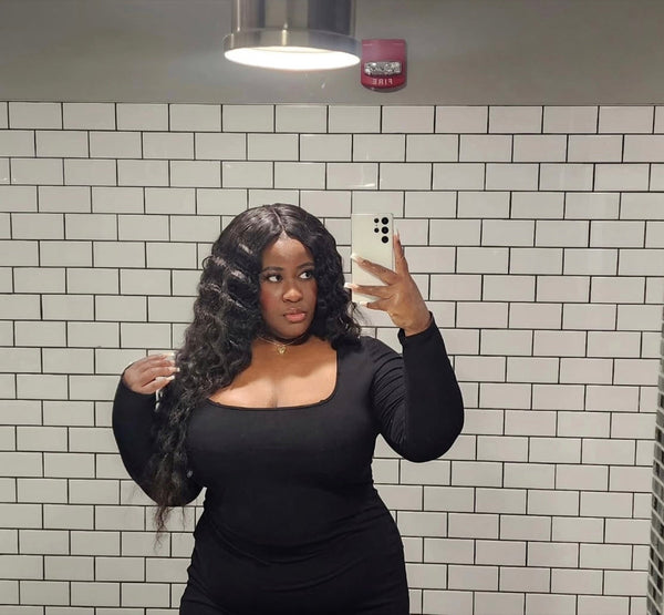 Customer mirror selfie wearing a Tremé loose curly install